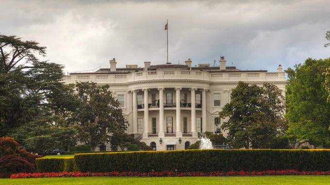 FRB議長の“異例”発言でよみがえる「ITバブル崩壊」の記憶…不穏な兆し重なる10月、予想レンジ〈146～152円〉の根拠【国際金融アナリストが解説】