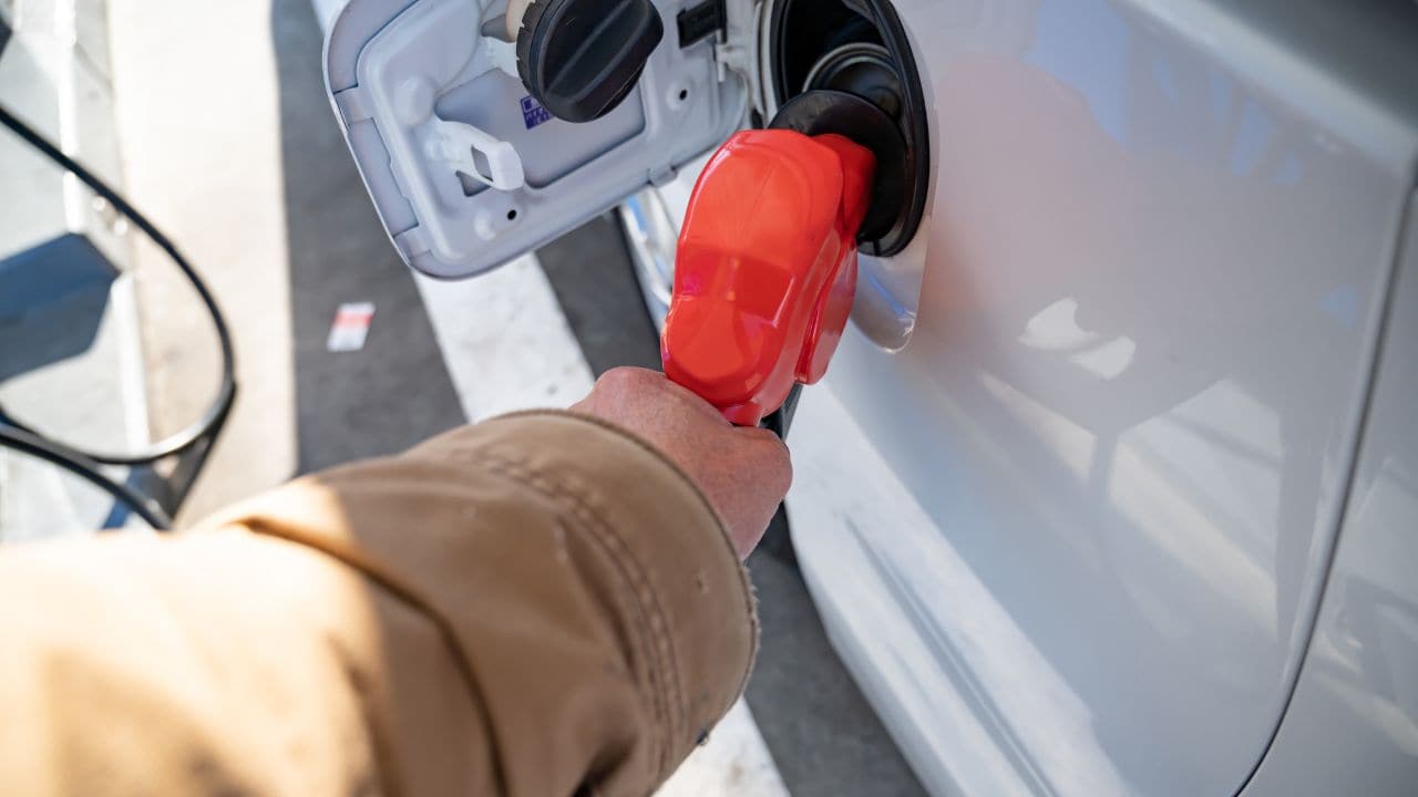 ガソリンスタンドで「1,000円札」を使うのを躊躇いました…埼玉在住・年収800万円の45歳課長、40歳妻と2人の娘を養うも、定年退職まであと15年。愛車のレクサスを手放さざるを得ない「切実な通帳残高」【FPが警鐘】