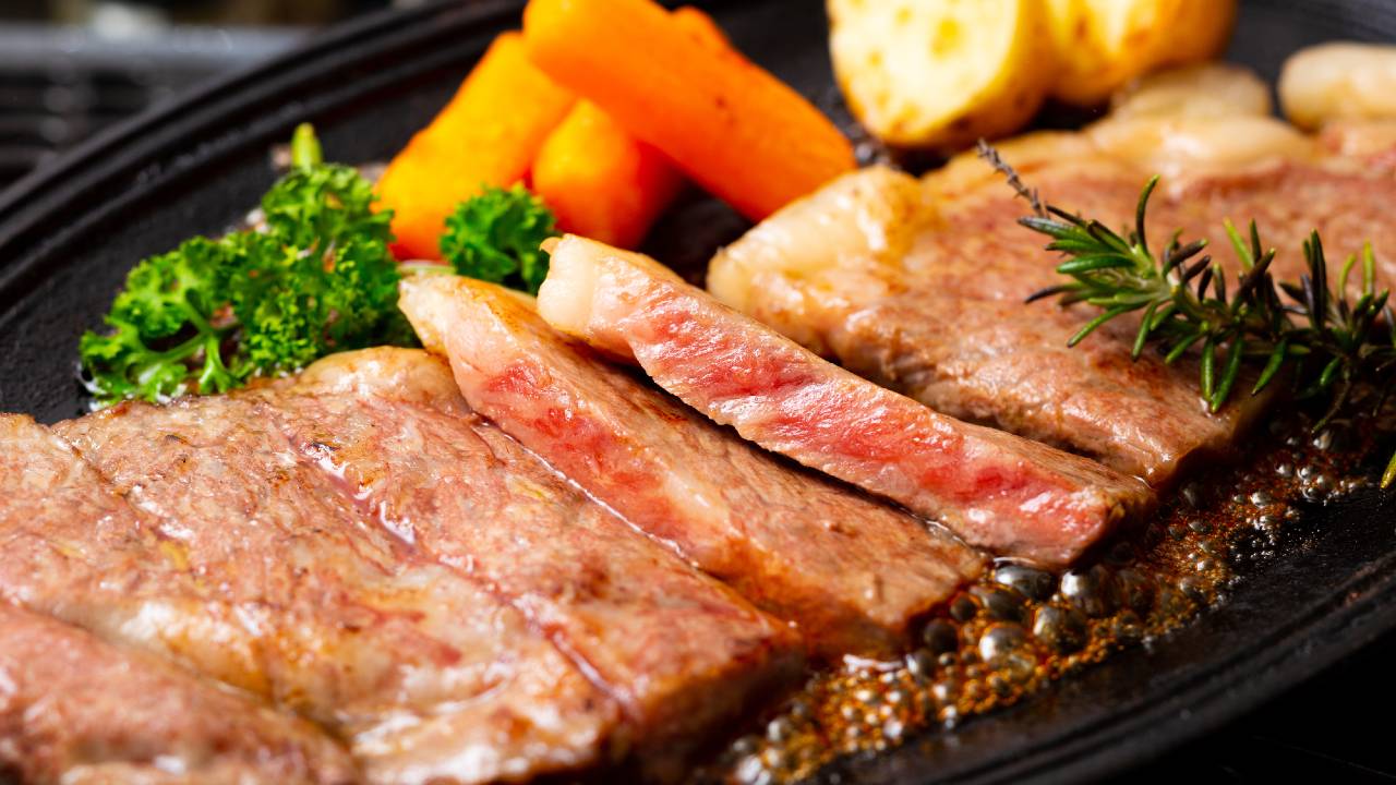 都道府県「お肉の消費額」ランキング…「牛は西日本、豚は東日本」のワケ