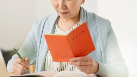 老後資金2,000万円というが…夫婦で年金「月20万円」。年金だけで「平均給与レベルの生活」は維持できる?【税理士が解説】