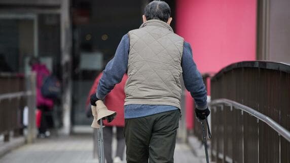「まだ暖房はつけてないよ」〈年金月13万円〉北国で一人暮らしの77歳父。娘が電話越しに感じた“小さな異変”