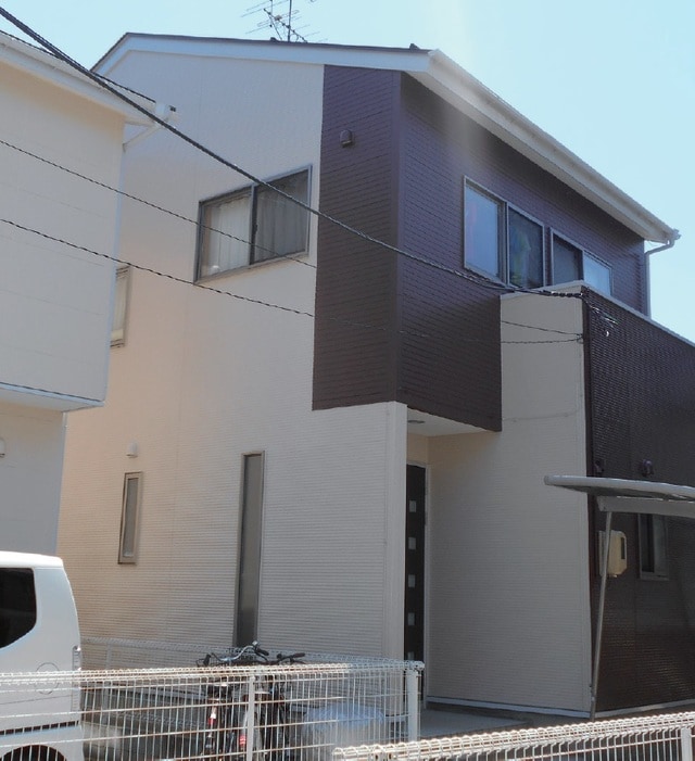 上品で落ち着きのある仕上がりを演出できます。都市部でも自然豊かな地域にも違和感なく溶け込むため人気の組み合わせです。