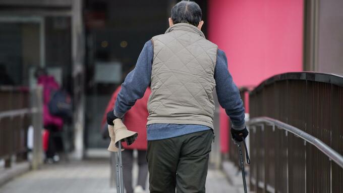 「まだ暖房はつけてないよ」〈年金月13万円〉北国で一人暮らしの77歳父。娘が電話越しに感じた“小さな異変”
