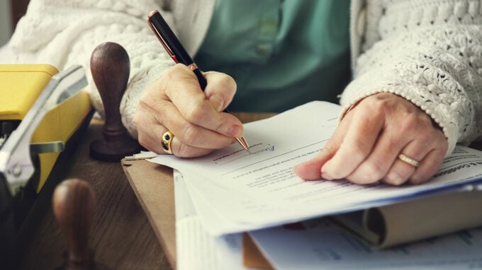 一人暮らしの高齢者をサポートする「継続的見守り契約」とは？