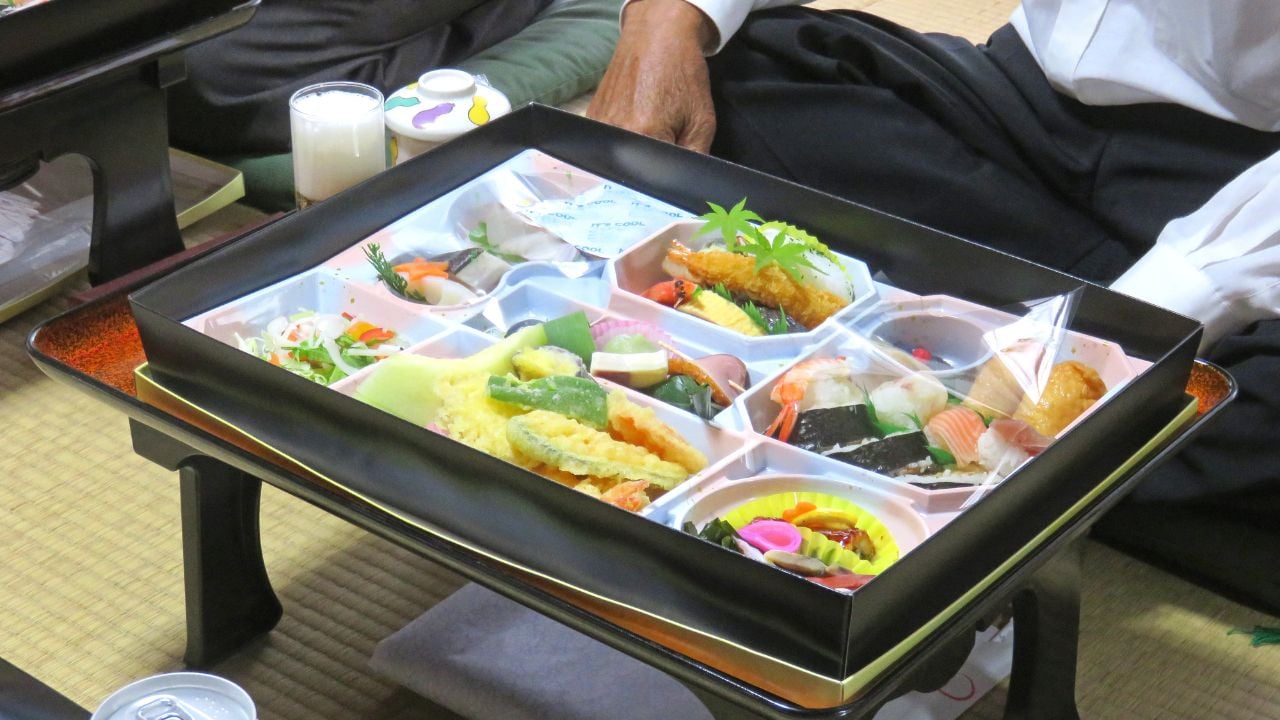 年金月18万円・92歳父の遺言「葬儀は盛大に」…64歳娘が350万円を立て替えた末にみた誰も箸をつけない「大量の精進落とし」とその後の意外な決断