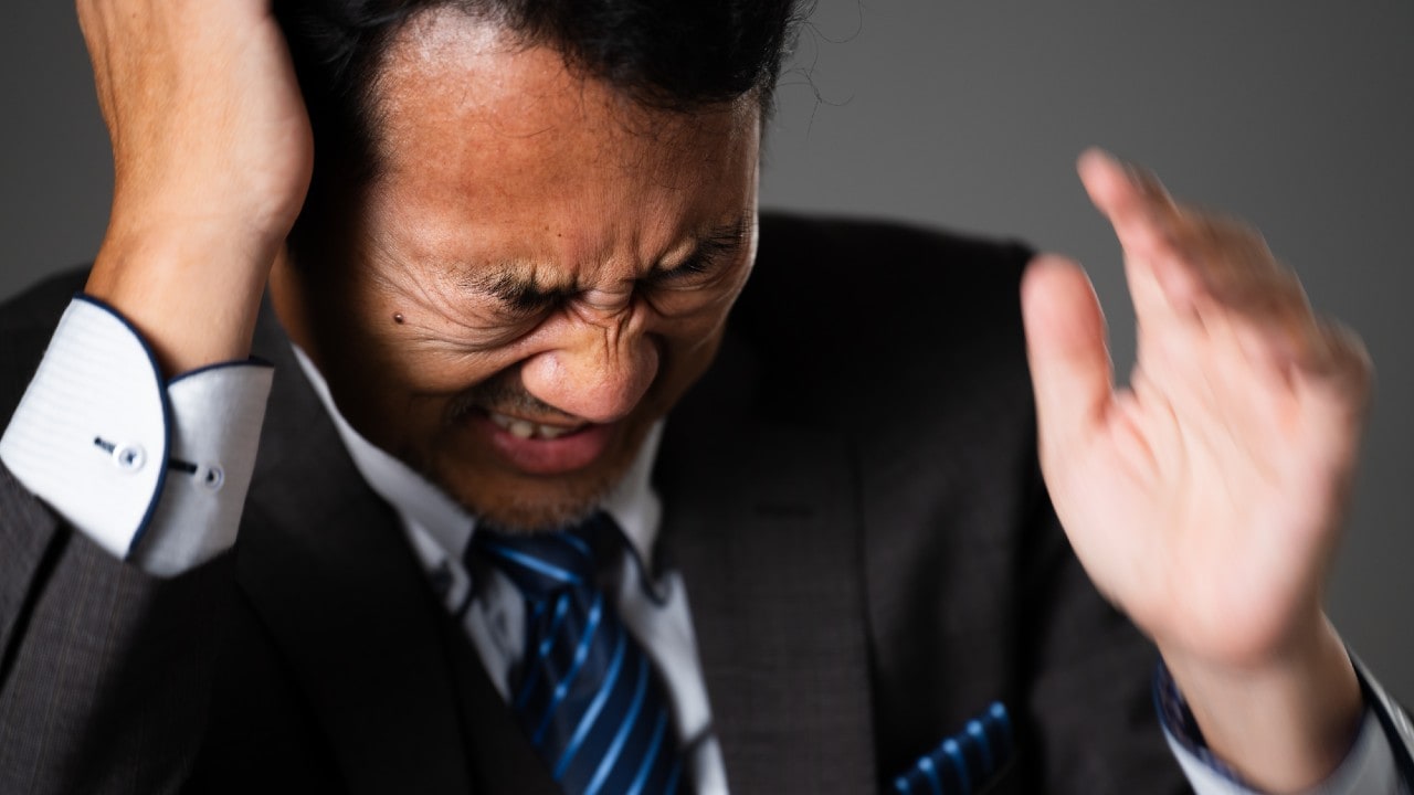 「妻には誤魔化しています」〈退職金2,500万円〉で独立した60歳元営業部長…立派なオフィスで「1日中ネットサーフィン」して過ごし、減り続ける老後資金に絶望