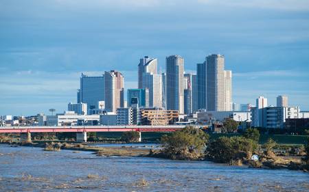 多摩川から武蔵小杉方面を望む