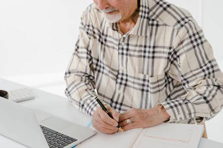 父は完璧だと思っていたが…（※画像はイメージです／PIXTA）