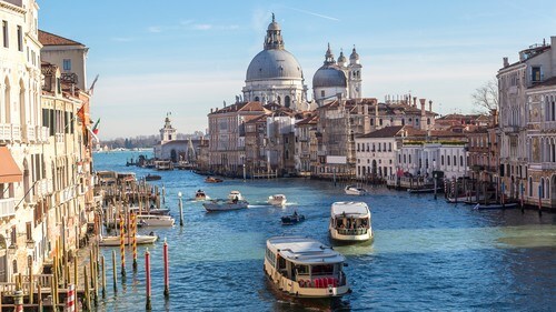 イタリアのヴェネチア・ビエンナーレには著名なアーティスト、美術館長、キュレーター、美術評論家、美術ジャーナリストといったアートセレブが世界中から集まり、会場を盛り上げるという。（※写真はイメージです／PIXTA）