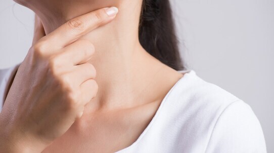 治らない「のどのイガイガ」…風邪じゃなくて「性感染症」かも