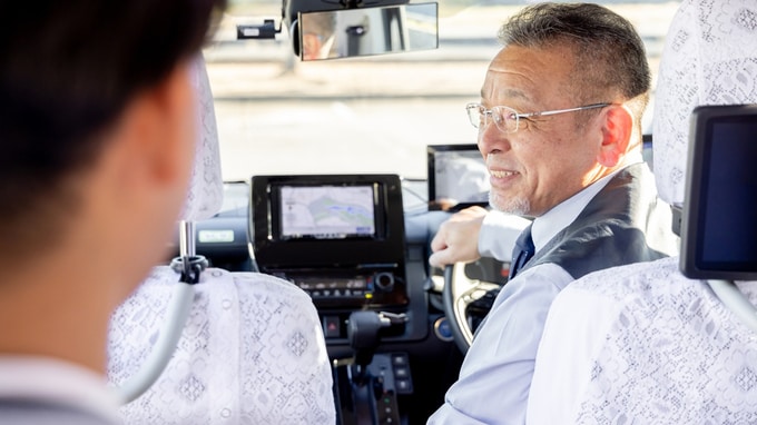 「実は、お客さんを乗せたのは2回目なんです…」話しかけられてイラッとした〈分単位で仕事をする実業家〉が思わずスマホを置いた、タクシー運転手の“驚きの告白”