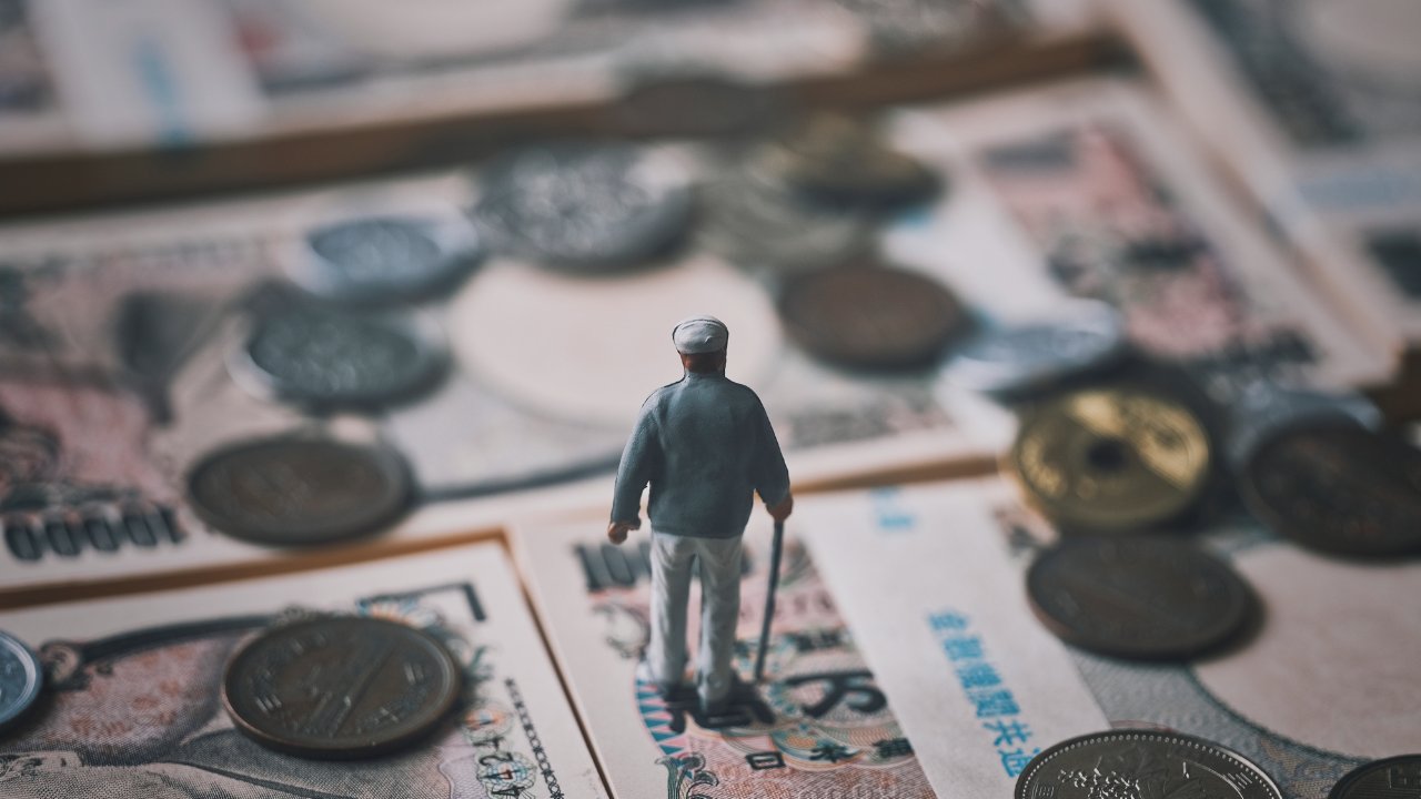 年金生活に入る「リタイア世代」が直面する〈老後4,000万円〉問題…現役世代にはない〈3つの悪条件〉【FPが解説】