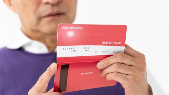 年金28万円、74歳・元エリート「なんとかなるさ」の老後が一転、破産危機。自慢のスポ車を売って人生初の節約生活へ…「月収60万円だった現役時代」を懐古し、涙【FPが解説】