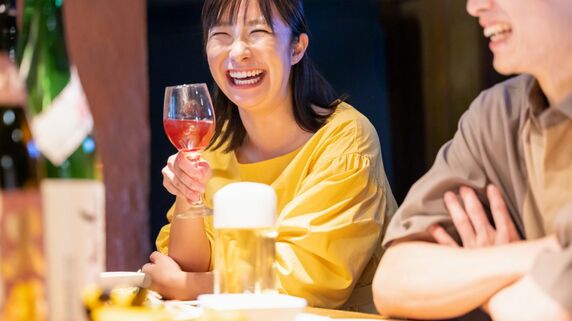 謎の居酒屋で出会った「株で大儲け」の大富豪が、平凡な20代夫婦に教える…「大金持ちになれる」具体的な株投資の手法