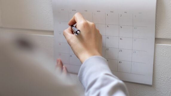 あなたのことが嫌いになりそう、ごめんね…〈年金月23万円・退職金1,800万円の60代夫婦〉一方的に家庭内別居を始めた妻。夫がリビングで戦慄した“1月カレンダー”の衝撃メモ【FPが解説】