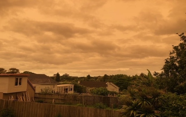 オレンジ色に染まったオークランドの空