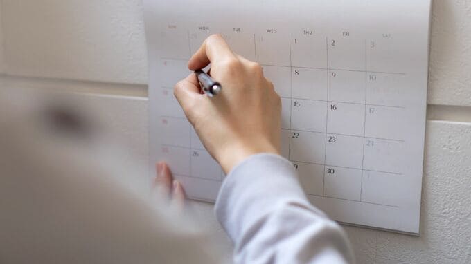 あなたのことが嫌いになりそう、ごめんね…〈年金月23万円・退職金1,800万円の60代夫婦〉一方的に家庭内別居を始めた妻。夫がリビングで戦慄した“1月カレンダー”の衝撃メモ【FPが解説】