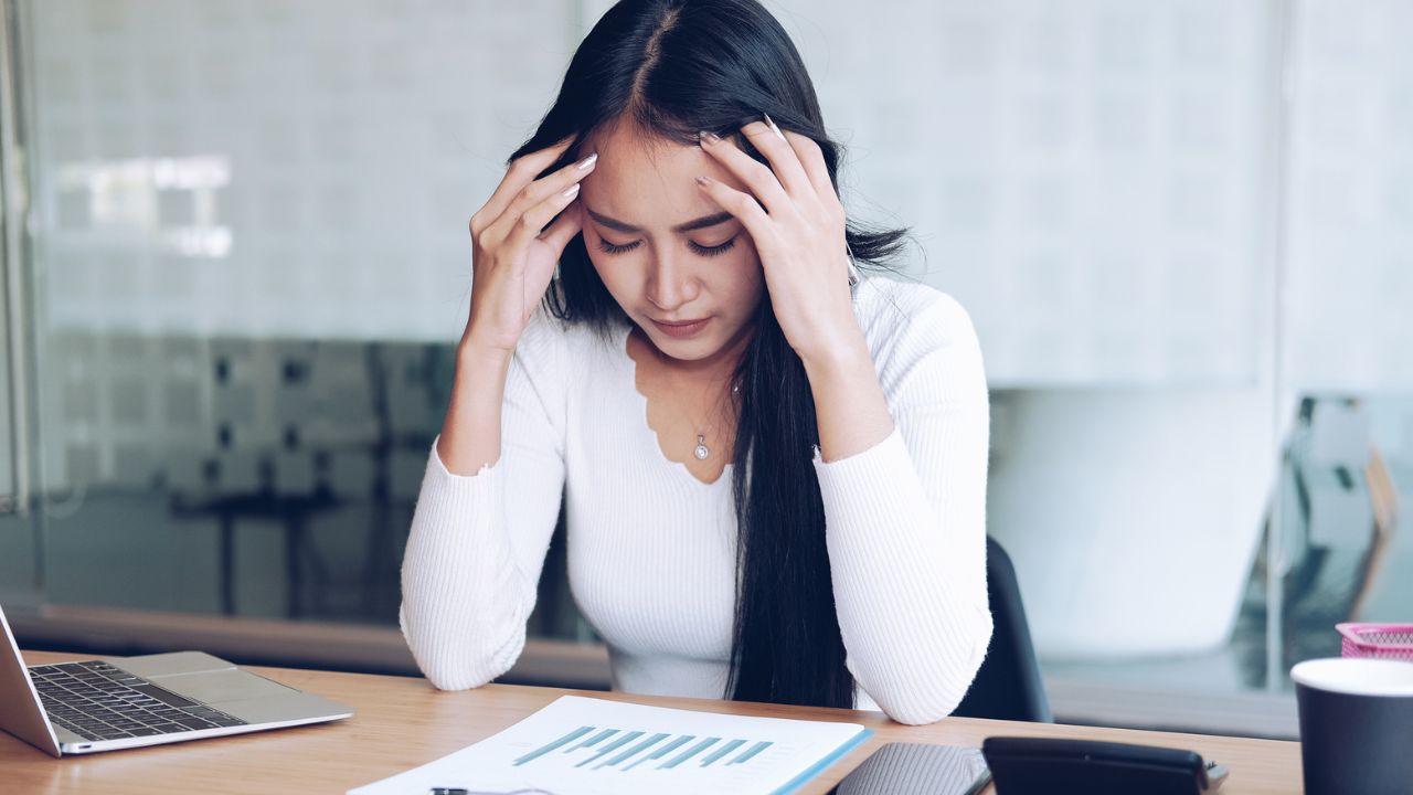 「結局は借金の先延ばし…」年収370万円・28歳女性、奨学金の引き落とし半額に歓喜も〈完済は46歳〉の現実。長すぎる返済期間に絶望