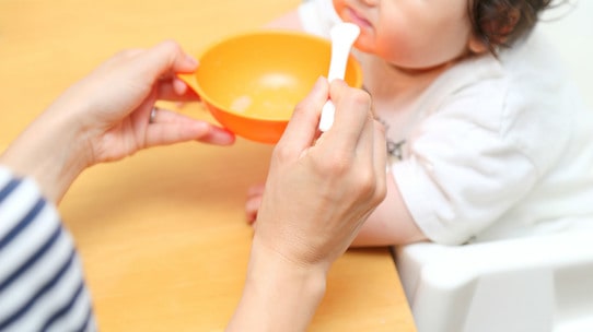 「子育て or キャリア」の日本が「共働き」になった哀しい理由