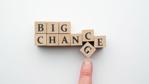 最初にするべきことは、あなたの曇った目を取り除くことです。（※写真はイメージです／PIXTA）