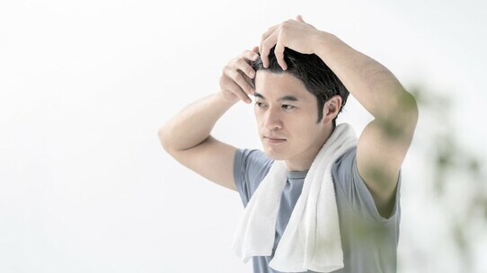 実は逆効果?薄毛を気にする人の「頭皮マッサージ」は絶対NGなワケ【専門医が解説】