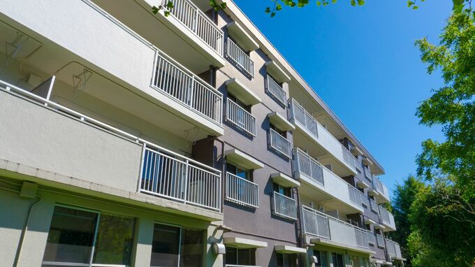 家なんて買うんじゃなかった…年金月21万円・72歳夫婦が公営住宅で見せた笑顔。〈2,950万円〉で購入した“安住の棲家”を去ったワケ