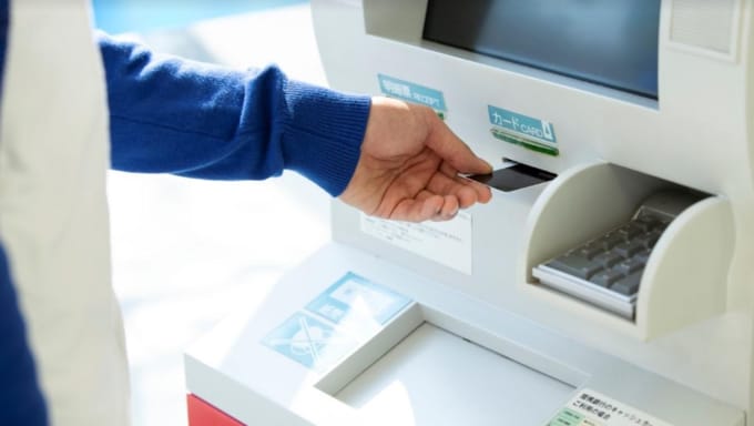 無駄な支出を嫌う人「お金はコンビニATMではなく銀行でおろします」→お金持ちに“なれない”ワケ