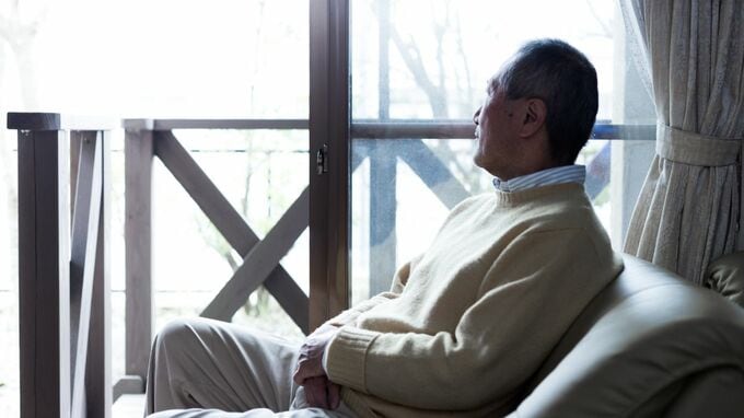 お金はあるのに使えないんです…年金月25万円・資産7,100万円突破の70歳元会社員、余るほど老後資金があるはずが「心もとない銀行残高」に溜息を零すワケ【CFPの助言】