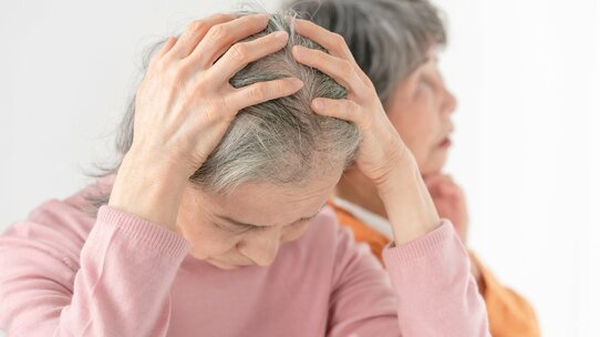 〈認知症〉脳萎縮の原因とは?アルツハイマー病の「3大リスク要因」【医師が解説】