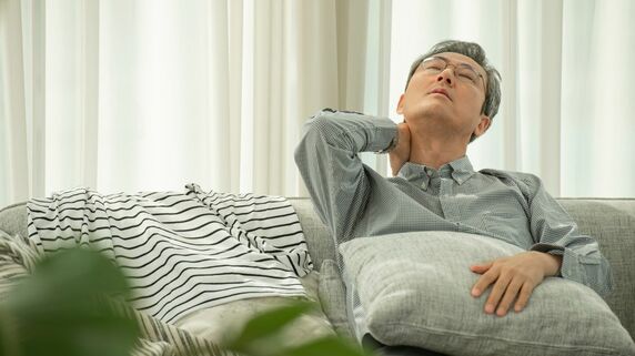 あんなに嫌だった満員電車が恋しい…〈退職金4,500万円〉で早期退職した元エリート部長（55）の後悔。老後は安泰のはずがハローワークに通い始めた〈まさかのワケ〉