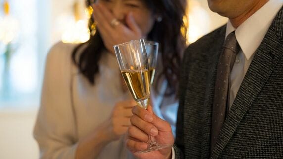 「もう、誰も信じられません…」家族一筋だった49歳妻、判決文を前に噛み締める絶望。発端は、同窓会で囁かれた『ずっと好きだった』【弁護士の実録】