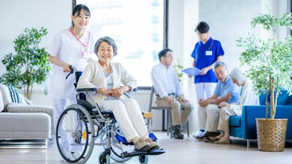 野菜直売所、コンビニ、縁側ラウンジ…地域住民3,000人が集う「公園みたいな病院」のすごい仕掛け