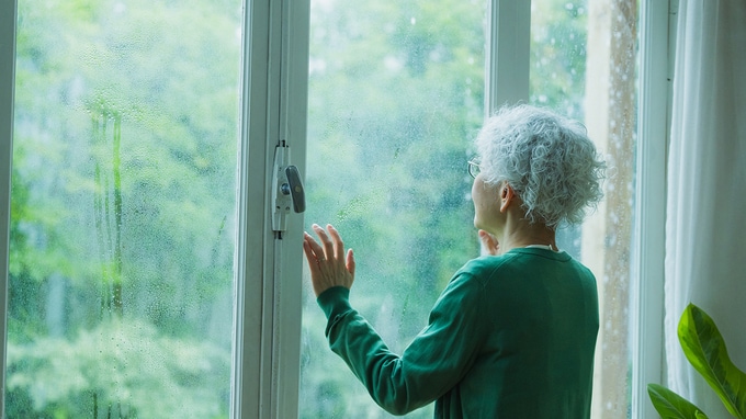 お母さん、誰と話していたの？〈年金月15万円〉亡き母のカード明細に記された「謎の毎月1万円」…LINEを開いた42歳長女が驚愕した「母の別の顔」