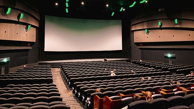 大ブームのさなか、桜が散るように潔く「連載完結」…コロナ不況の日本経済をけん引した『鬼滅の刃』の凄み