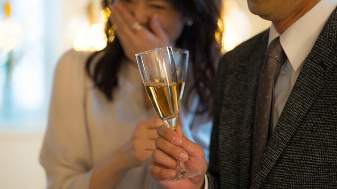 「もう、誰も信じられません…」家族一筋だった49歳妻、判決文を前に噛み締める絶望。発端は、同窓会で囁かれた『ずっと好きだった』【弁護士の実録】