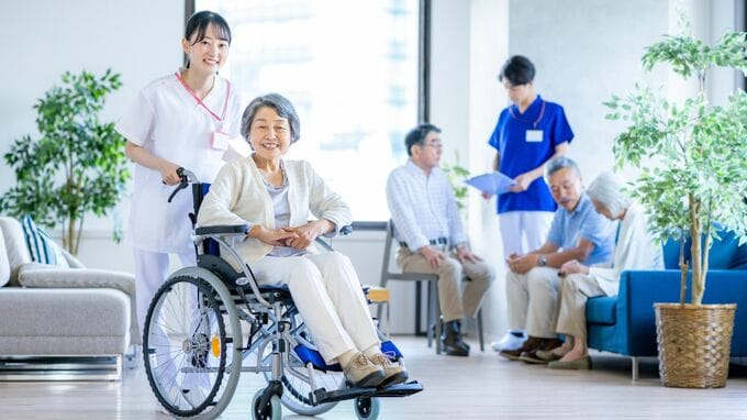 野菜直売所、コンビニ、縁側ラウンジ…地域住民3,000人が集う「公園みたいな病院」のすごい仕掛け