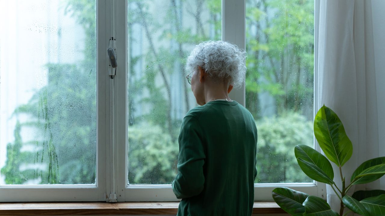 「息子に迷惑をかけたくなかったのに」貯蓄4,000万円でも安心できない…年金月15万円・76歳女性、身元保証会社倒産で「保証人不在」の絶望