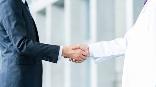 ヘッドハンターが医師との面談で最初に話をするのは、国が病院の再編を進めている根本理由だという。（※写真はイメージです／PIXTA）