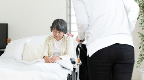 入居者3人に対し職員は1人の配置となる。（※写真はイメージです／PIXTA）