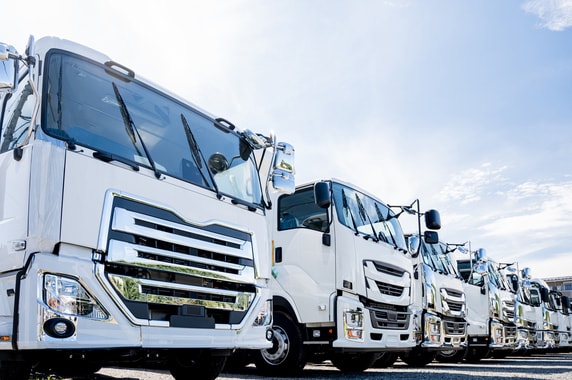  利益1億円を初年度に経費化。〈節税〉と〈利回り〉を両立する「中古トラックリース」という新常識