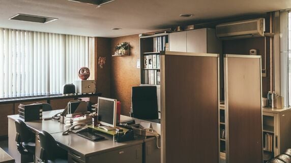 「あのとき、辞めておけばよかった…」53歳男性が早期退職募集をスルーして後悔。〈割増退職金3,000万円〉を逃し、“妖精さん”と化した末路