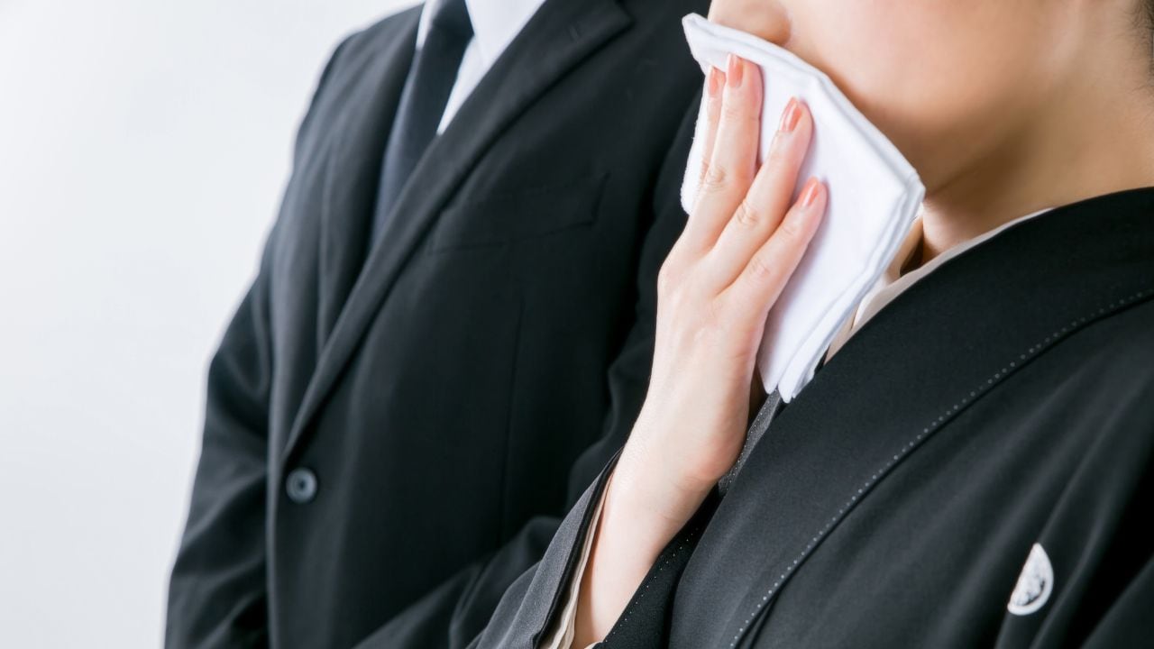  やっと終わった…〈享年75歳夫〉の葬儀で微笑を浮かべる〈年下妻〉。参列者の前で一転、修羅場と化したワケ