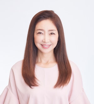 普段とは違う分け目で分けると、毛流れに逆らう形になるので、自然と髪にボリュームが出てグラマラスな印象に。かき上げるような感じにもなるので、少しセクシーな雰囲気にしたいときにも