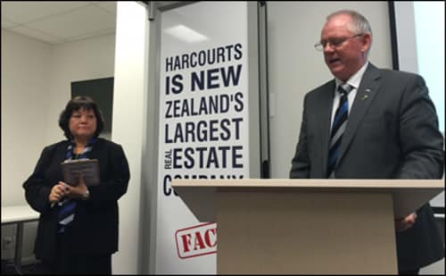 オークションの司会役と、オークションを見守る一色良子社長