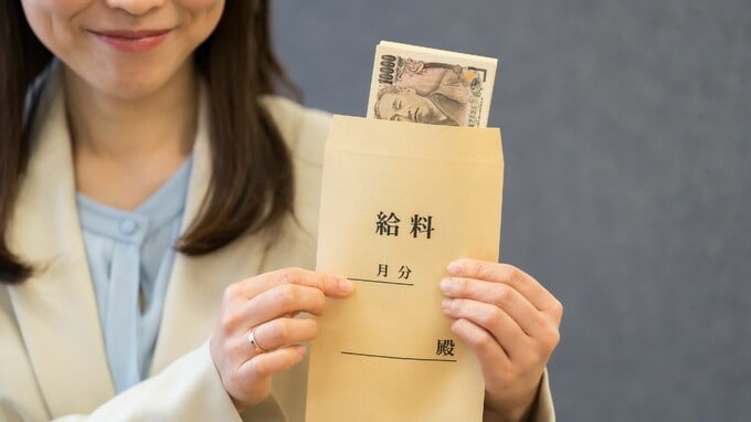 地方公務員の給与「月31万円」、退職金「1,228万円」…「官民等しく厳しい」日本の実態