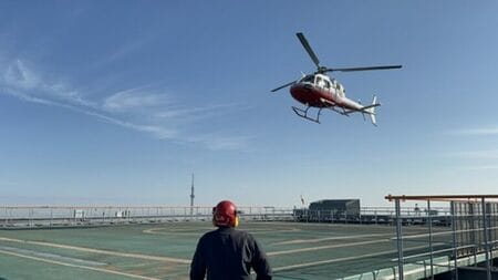 空飛ぶクルマの運用を目指し、三菱地所が2024年に実施した都心でのヘリコプター運行の実証実験の様子(写真:三菱地所)