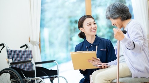 通常の老人ホームは入居者3人に1人の職員を配置するが、必要最低限のサービスしかできないという。（※写真はイメージです／PIXTA）