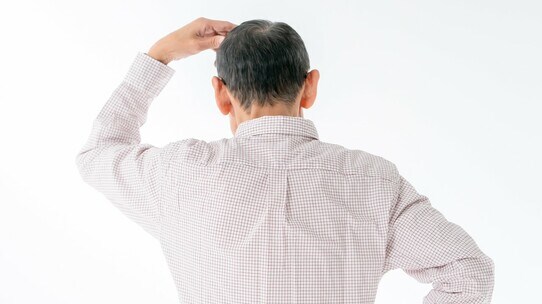 「男性ホルモンが多い人は禿げやすい」は誤解…薄毛になる“本当の原因”【専門医が解説】