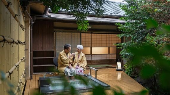 老後は妻と温泉巡りをするはずでした…年金300万円・貯金600万円の62歳元公務員、「ちょっとだけ身の丈に合わないこと」をした結果、叩きのめされたワケ【FPが解説】