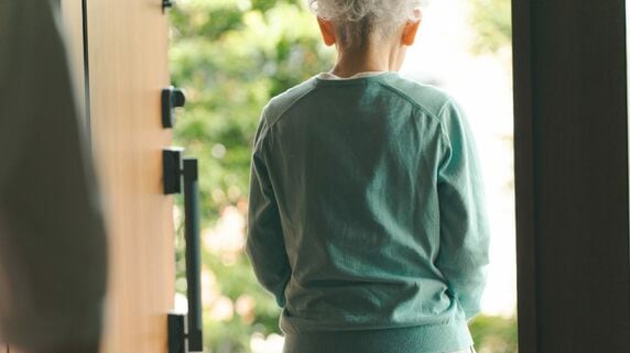 「母さんが来てる…」退職祝いの旅行へ出発する朝、自宅前に現れた85歳母。65歳息子が絶句した“まさかの一言”